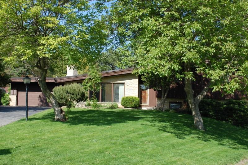 525 Linden Cir., South Milwaukee, WI 53172