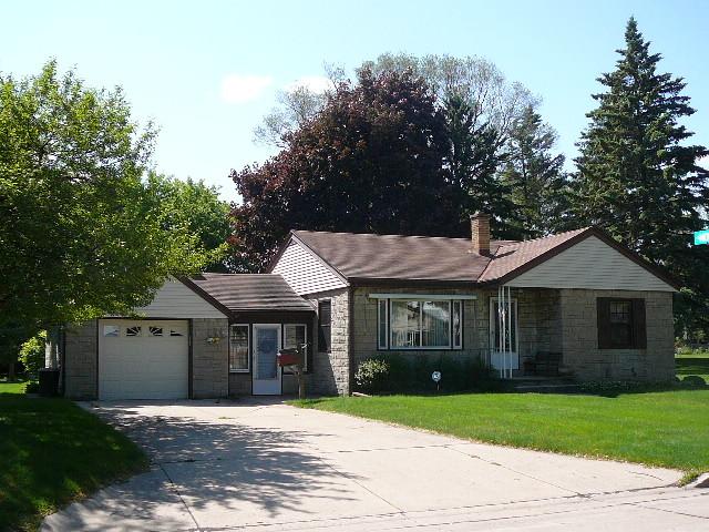 2830 S 83rd St, West Allis, WI 53219