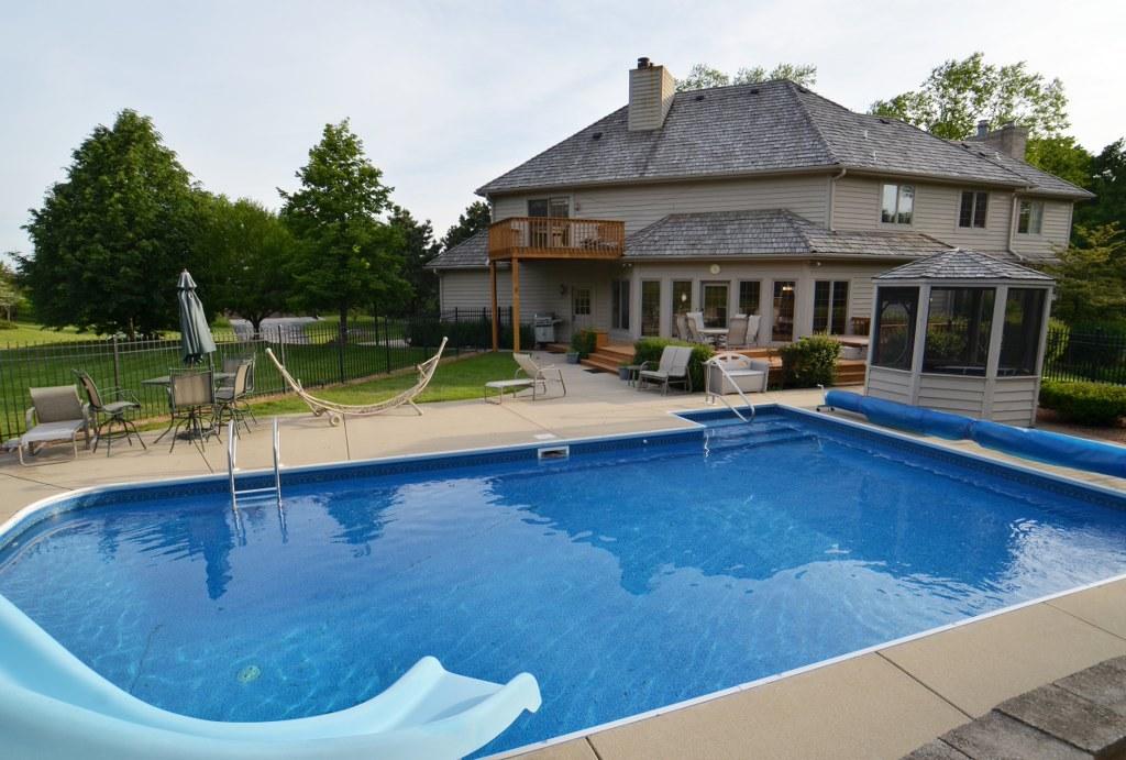 19570 Overlook Cir, Brookfield, WI 53045