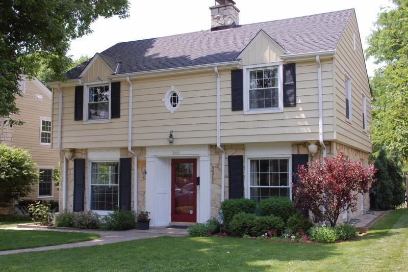 2111 N 91st St, Wauwatosa, WI 53226