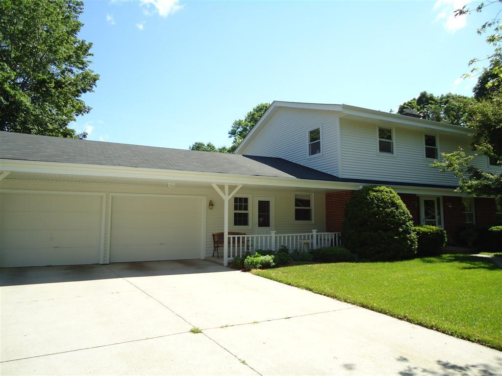106 N Laurel Dr, West Bend, WI 53095