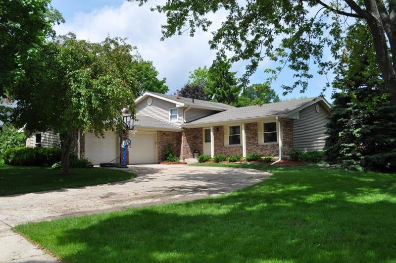 2708 Sussex Ln, Waukesha, WI 53188