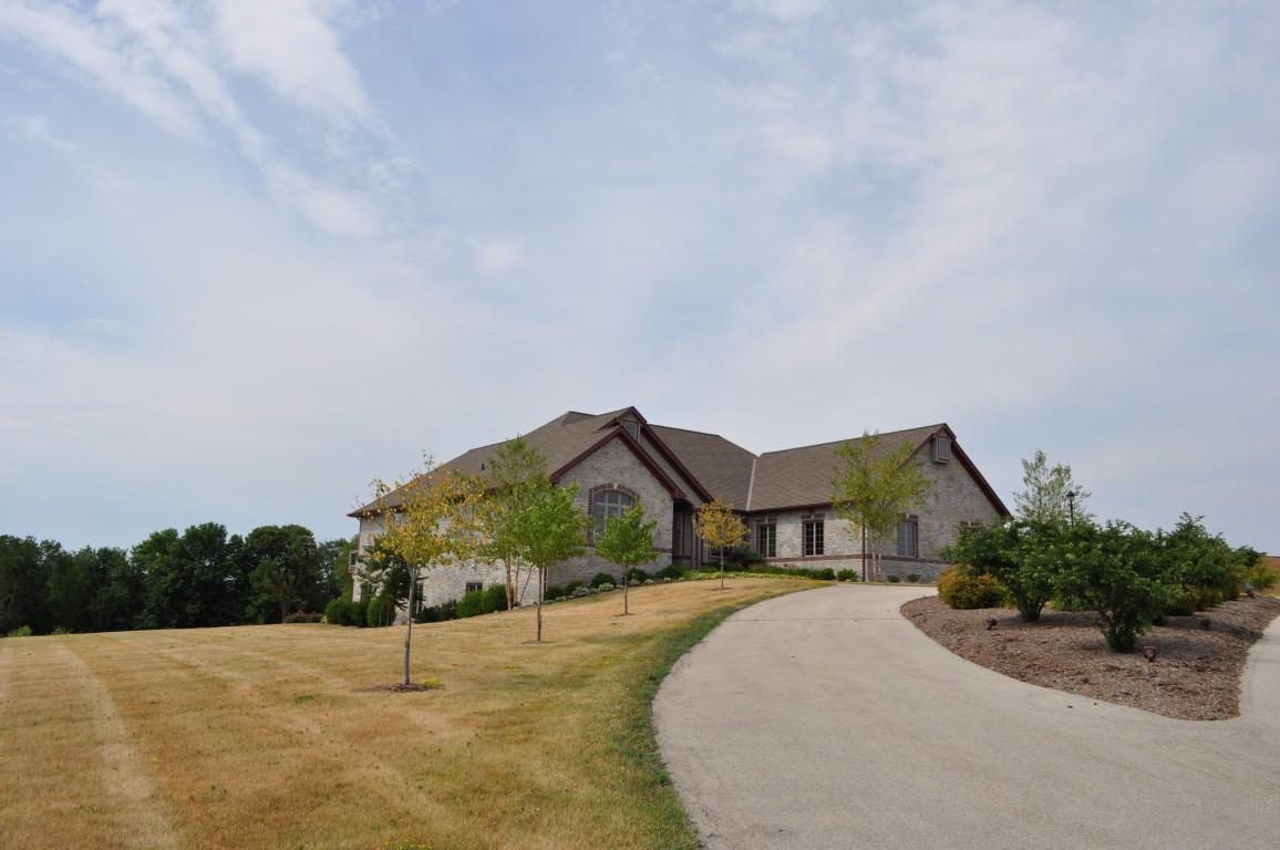 4257 S Woodcrest Ridge, West Bend, WI 53095