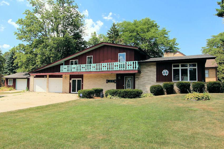 5209 S Allenwood Ln., Hales Corners, WI 53130