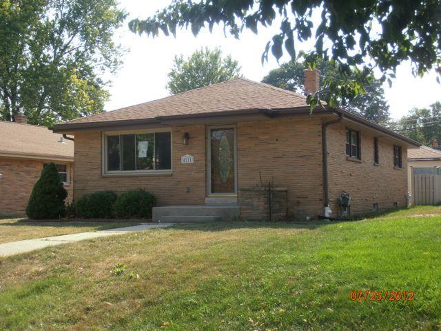 4271 N 99th St, Wauwatosa, WI 53222