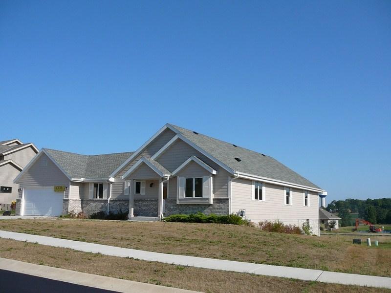 1150 Durango Dr, Hartford, WI 53027