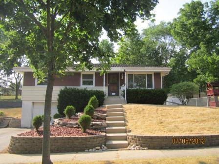 312 Debbie Dr, Waukesha, WI 53189