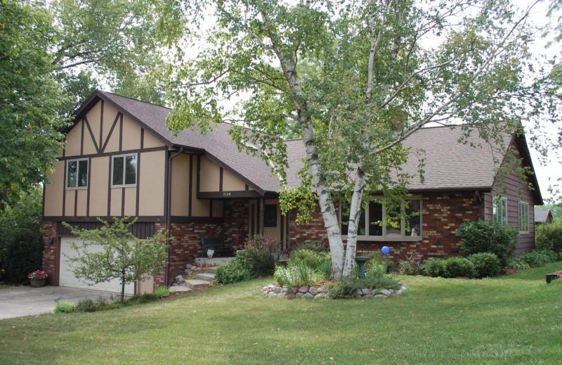 2709 Minot Ln, Waukesha, WI 53188