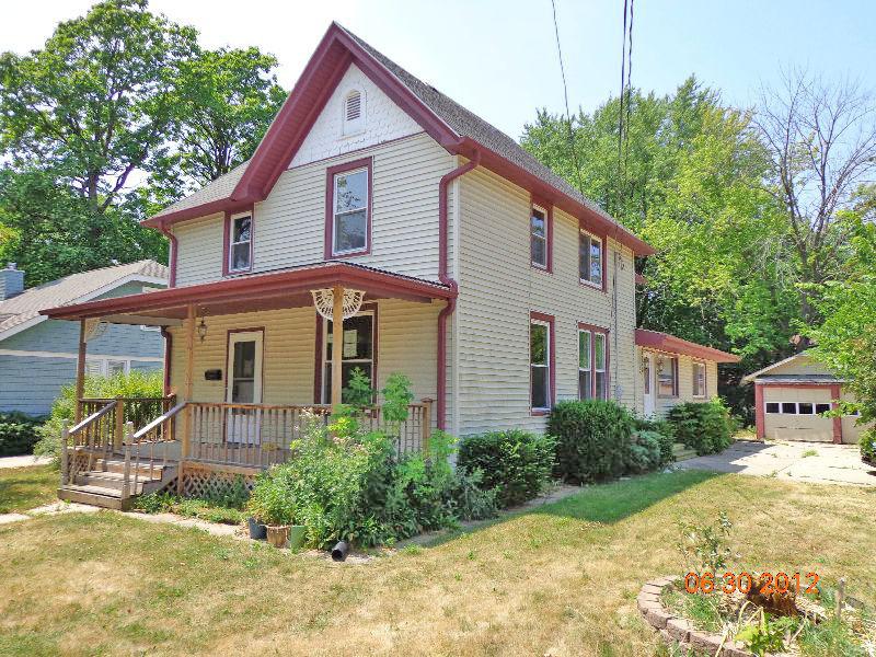 202 S Maple St, Oconomowoc, WI 53066