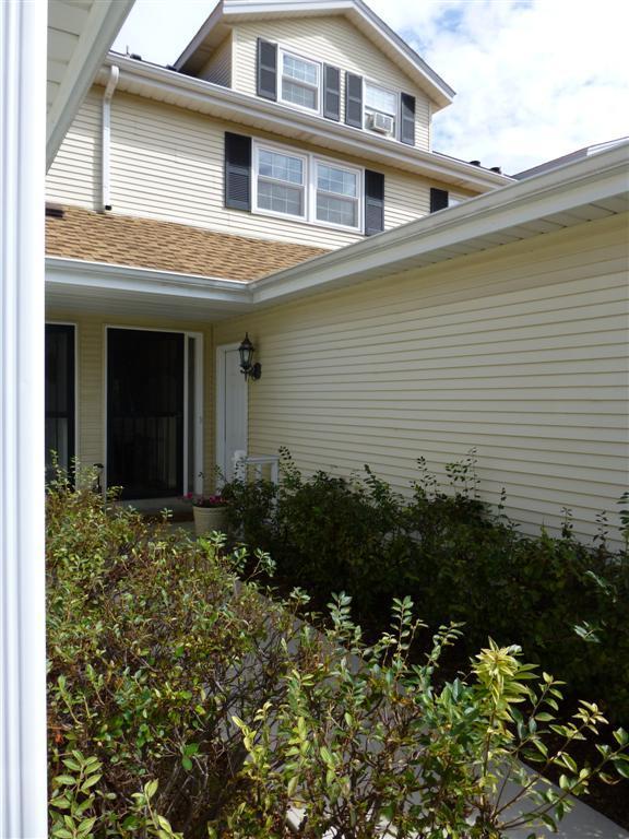 1339 Meadowcreek Dr #D, Pewaukee, WI 53072