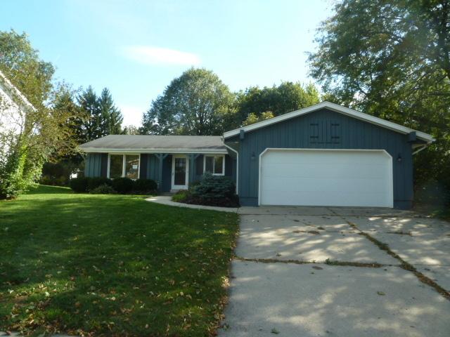 1709 Howlett Ln, Waukesha, WI 53186