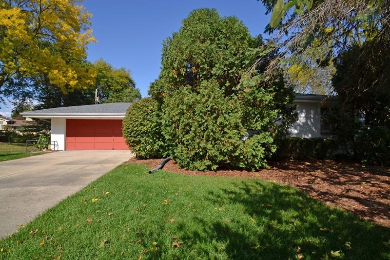 612 E Freistadt Rd, Thiensville, WI 53092