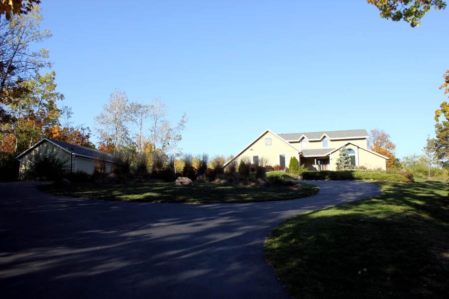 S95W33250 Hickorywood Trl, Mukwonago, WI 53149