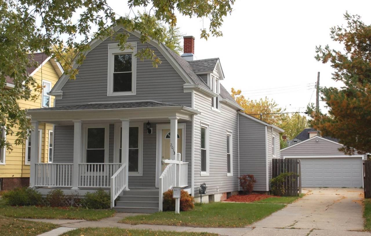 2013 Charles St, Racine, WI 53402