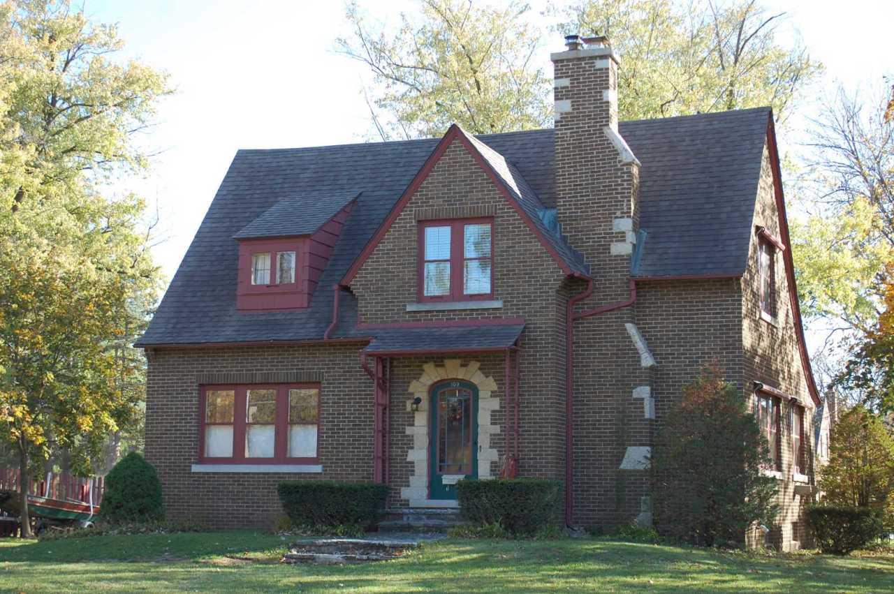 109 Oakland Ave., Mukwonago, WI 53149