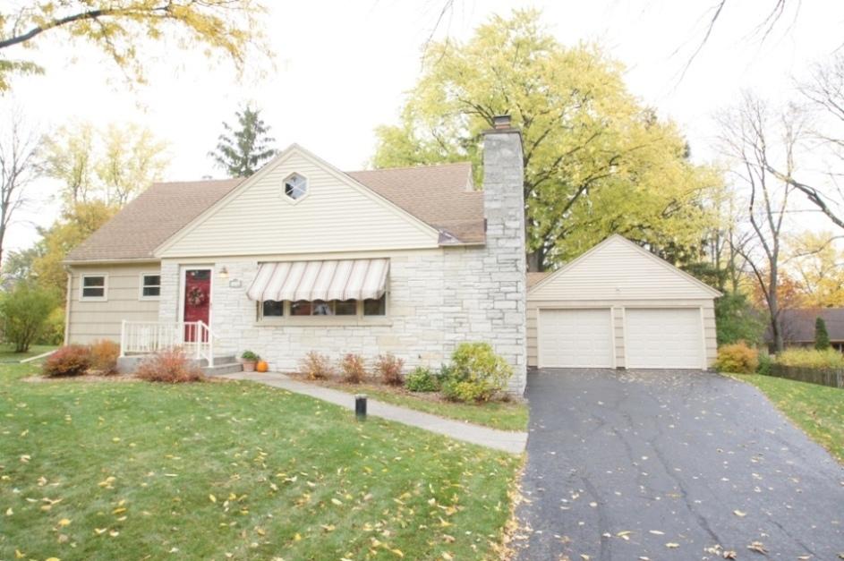 1420 Woodside Ln, Elm Grove, WI 53122