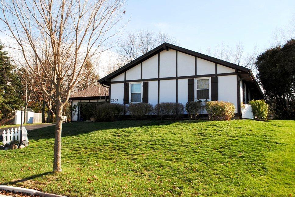 2303 Oxbridge Ct, Waukesha, WI 53188