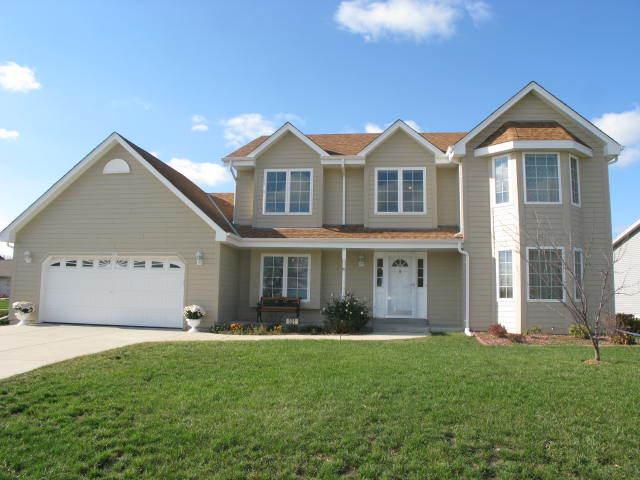 521 Sand Dr, West Bend, WI 53095
