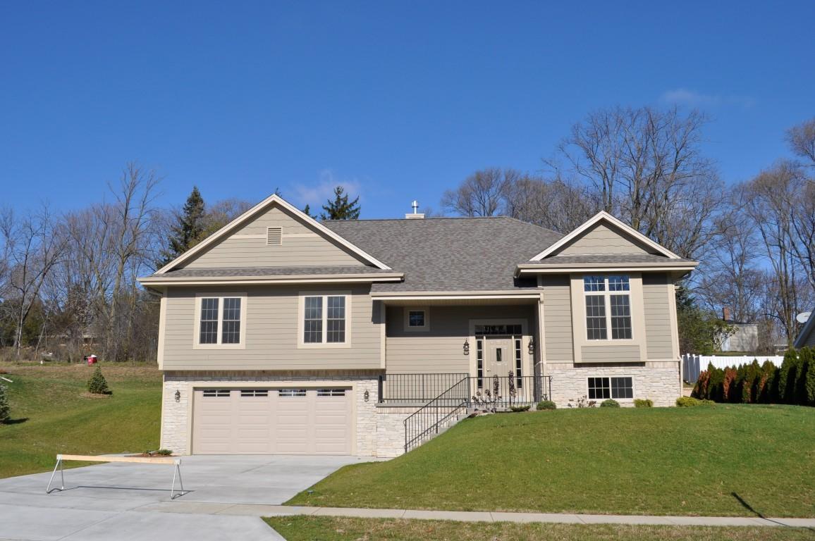 1424 Highland View Dr., West Bend, WI 53095