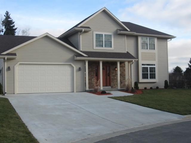 6176 S 40th St, Greenfield, WI 53221