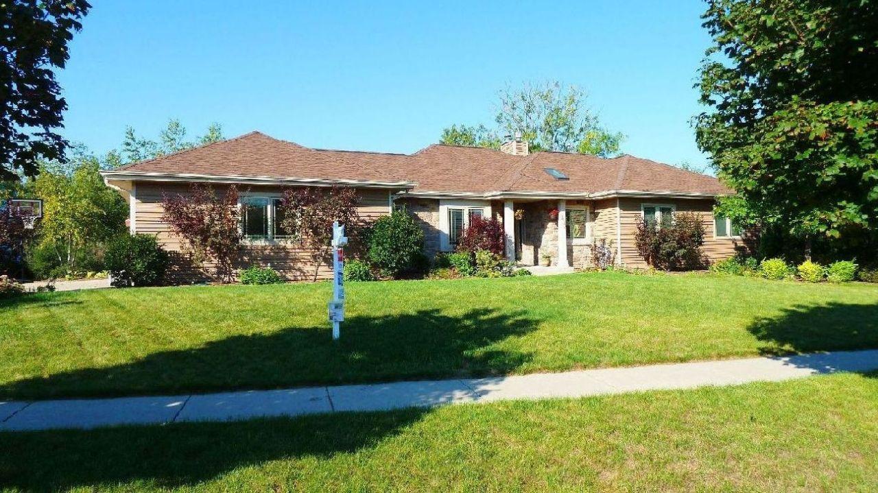 1329 Two Rivers Ct., Mukwonago, WI 53149