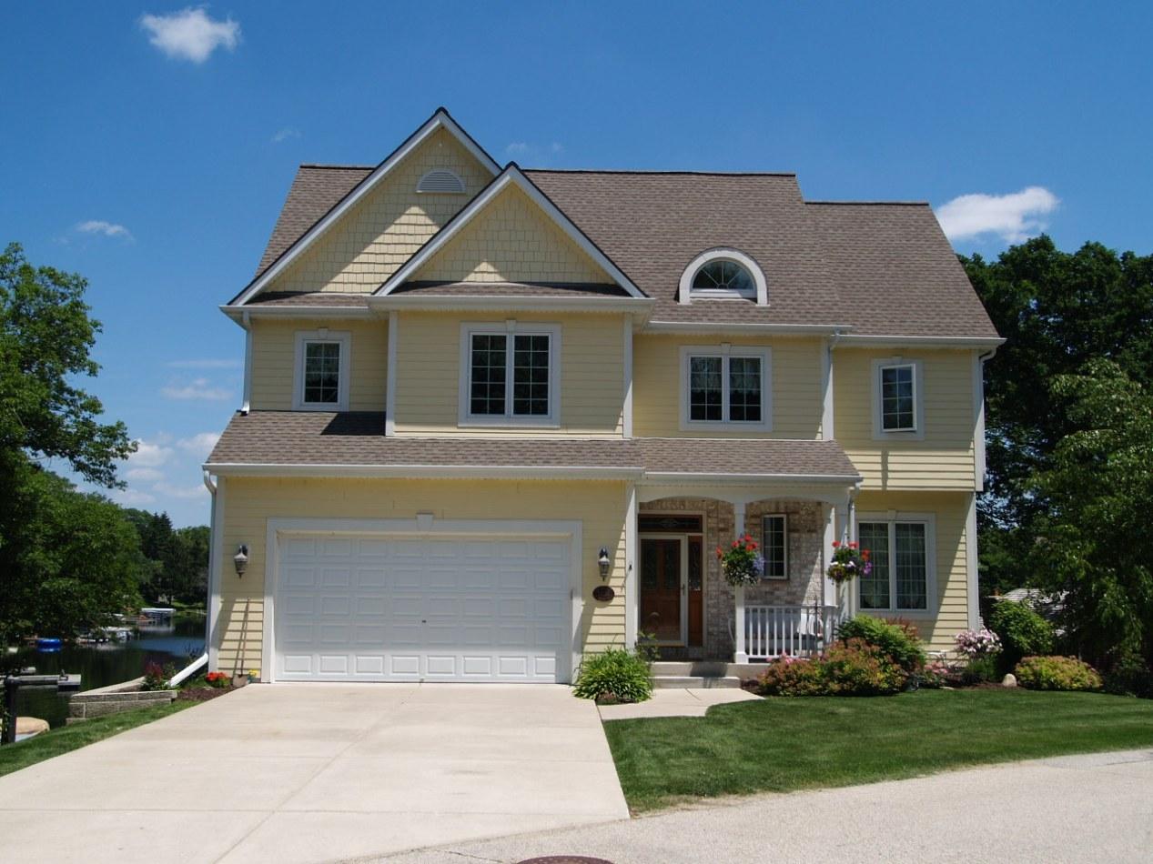 N52W34538 Peterson Dr, Oconomowoc, WI 53069