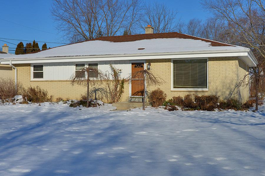 904 W Montclaire Ave, Glendale, WI 53217