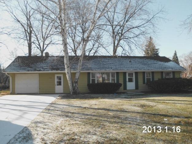 1633 S Sunny Slope Rd, New Berlin, WI 53151
