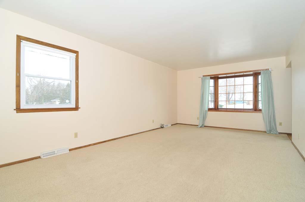 1611 Walters Dr, Grafton, WI 53024