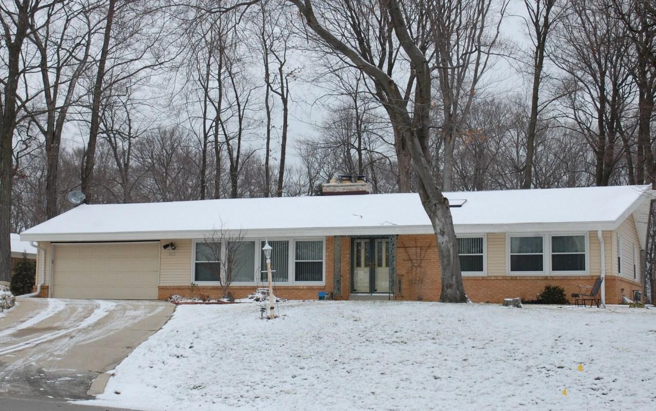 6822 N Crestwood Dr, Glendale, WI 53209