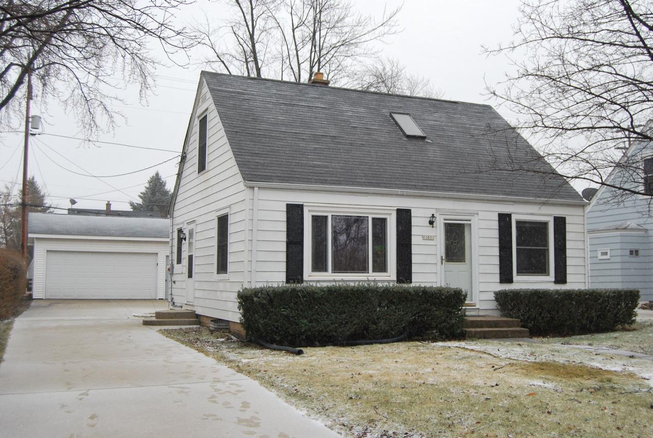11031 W Mequanigo Dr, West Allis, WI 53227