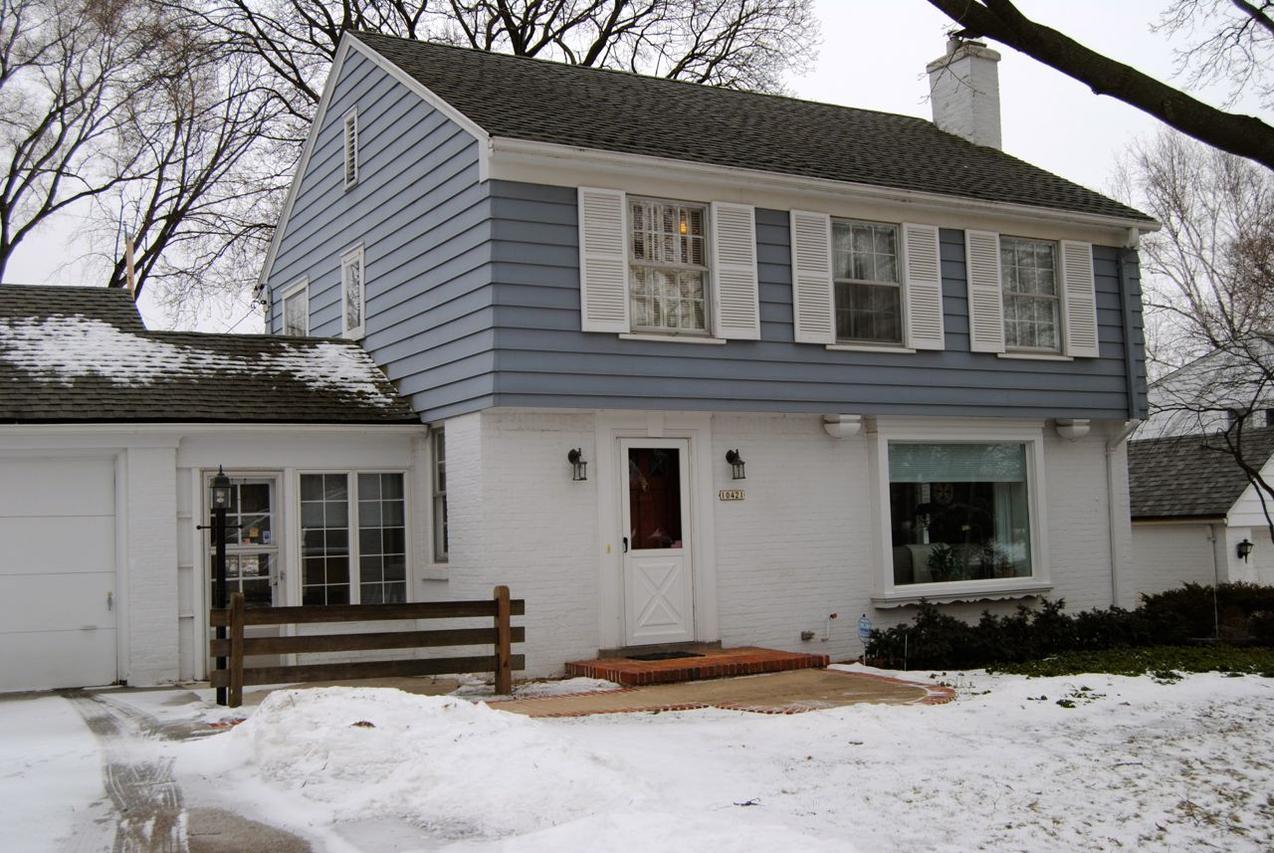 10421 W Hillside Dr, Wauwatosa, WI 53222