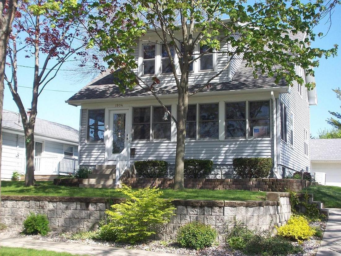 1904 S Paradise St, Waukesha, WI 53188