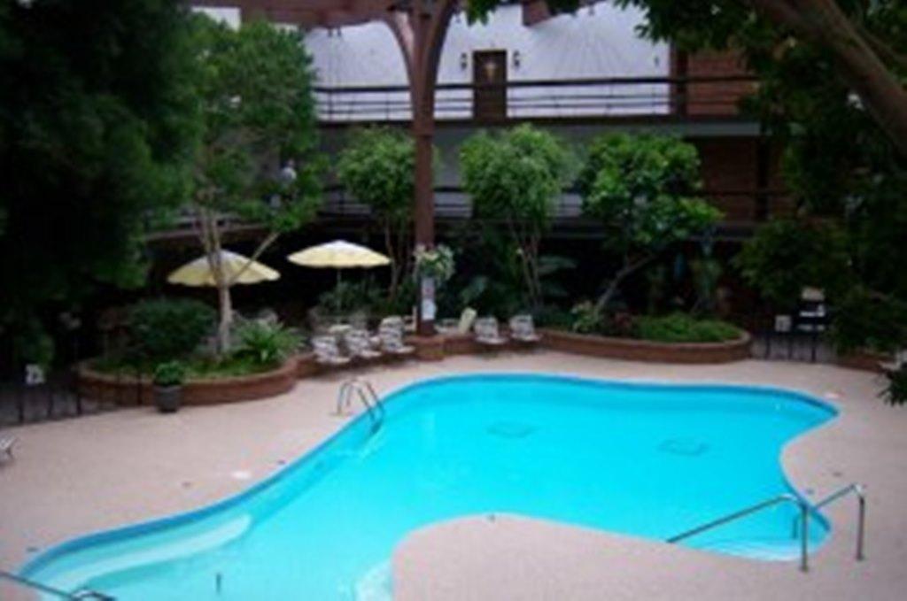 6100 W Stonehedge Dr. #100, Greenfield, WI 53220