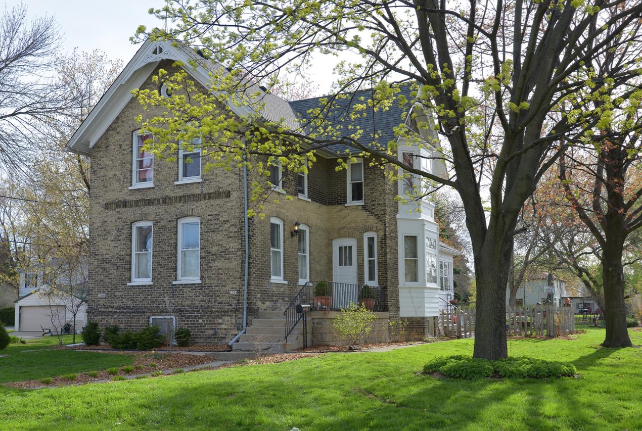 5384 N Mohawk Ave, Glendale, WI 53217