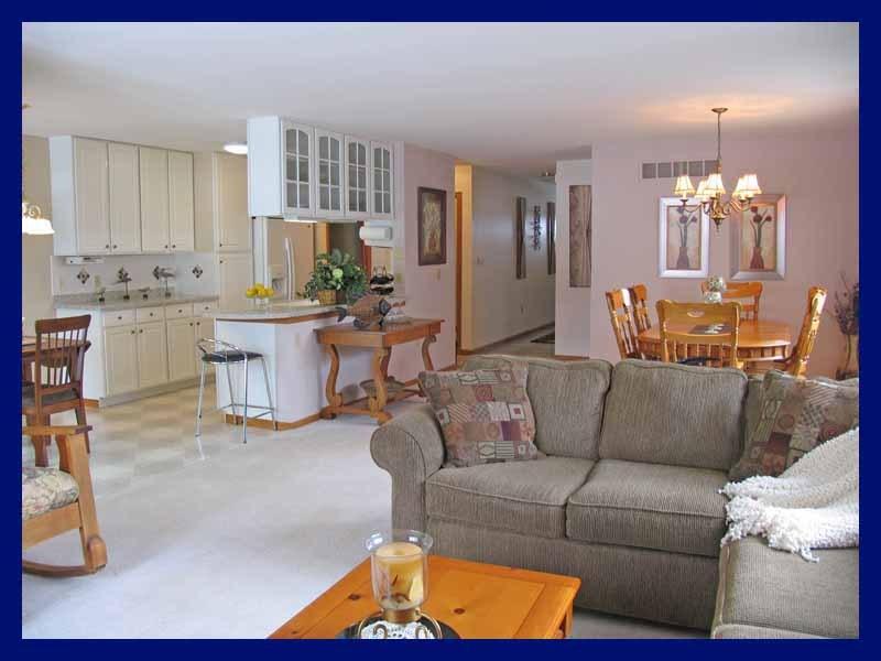 517 Hartford Sq., Hartford, WI 53027