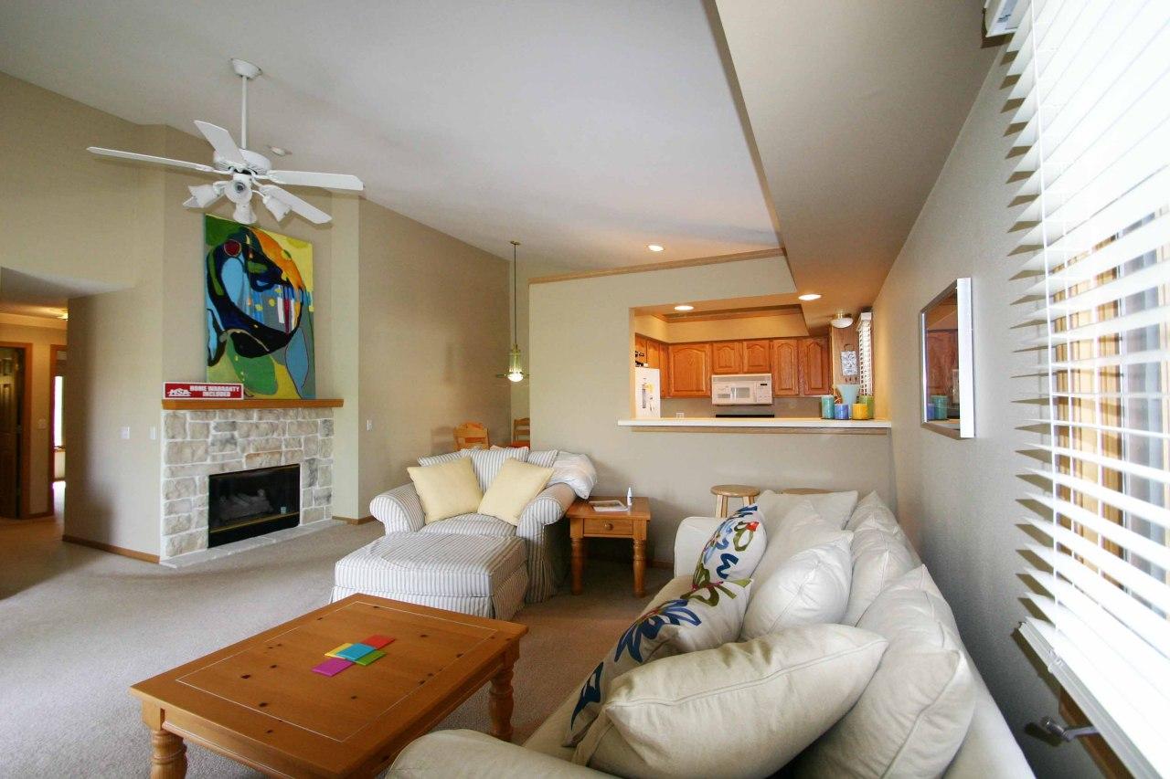 2244 Circle Rdg #B, Delafield, WI 53018