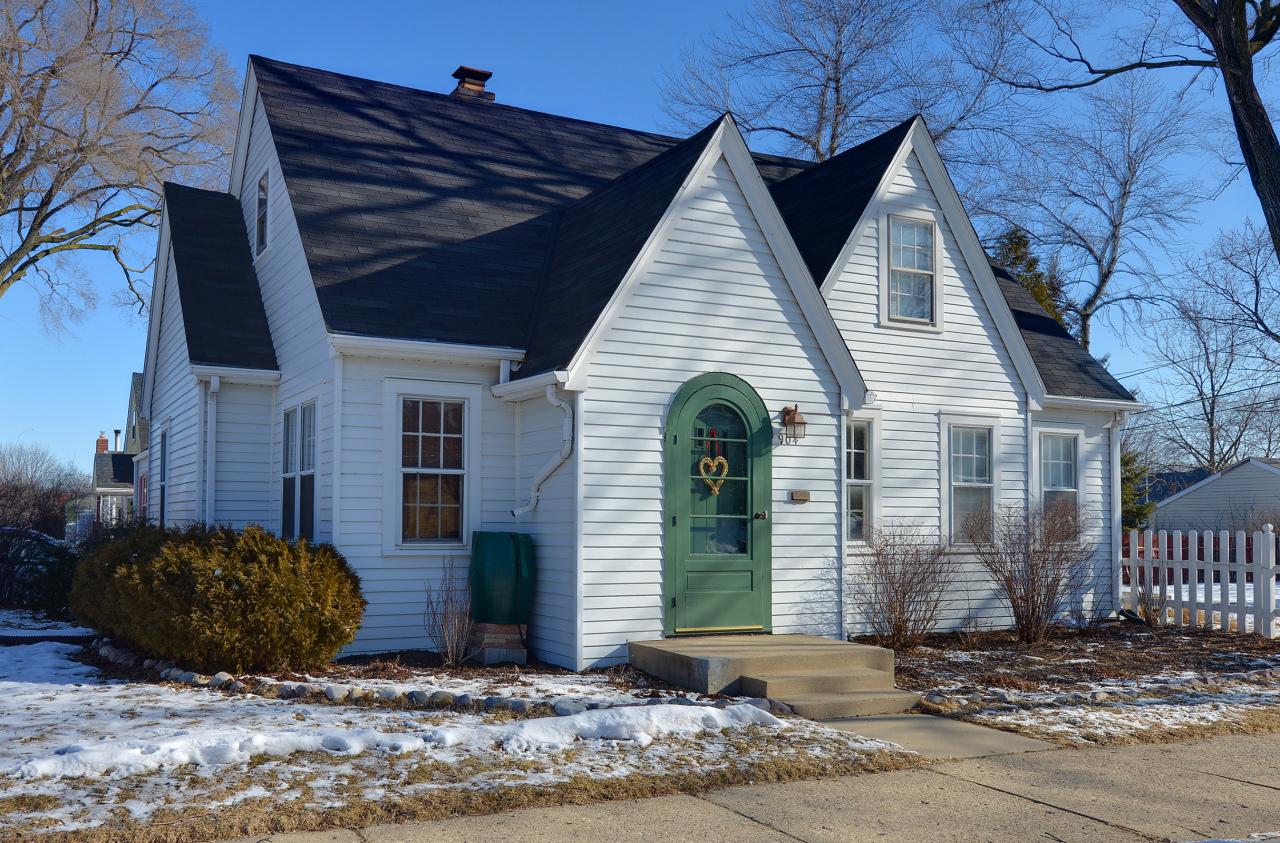 904 E Glendale Ave, Shorewood, WI 53211