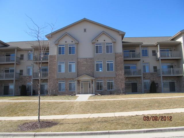 W197N16925 Stonewall Dr #105, Jackson, WI 53037