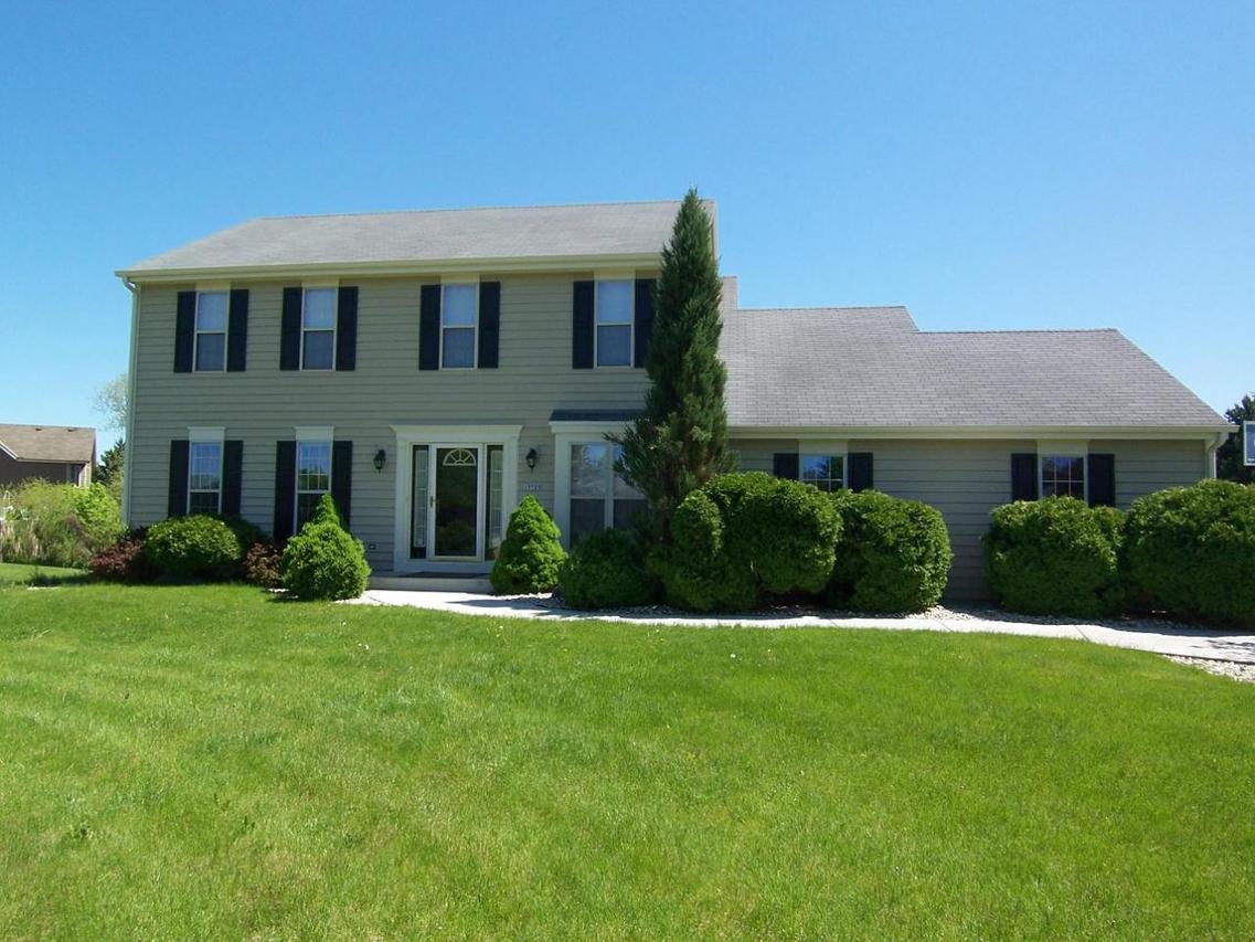 13725 W Maria Dr, New Berlin, WI 53151