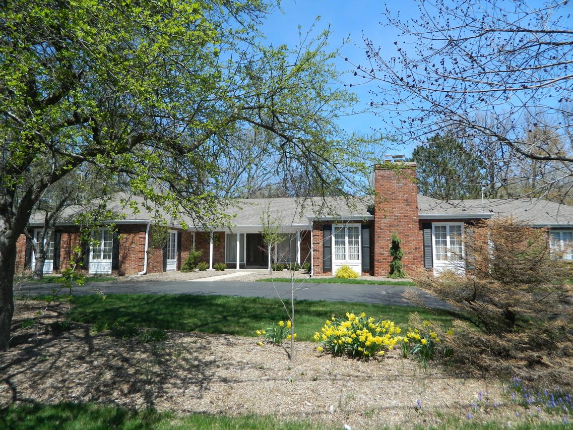 9508 N Sequoia Dr, Bayside, WI 53217