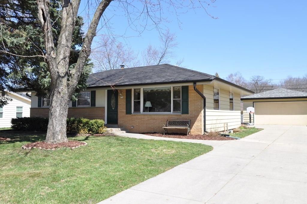 8704 N 52nd St, Brown Deer, WI 53223