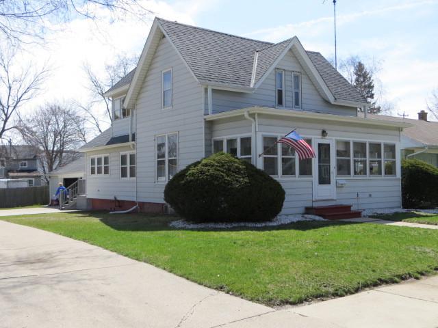 151 Maple St., Oconomowoc, WI 53066