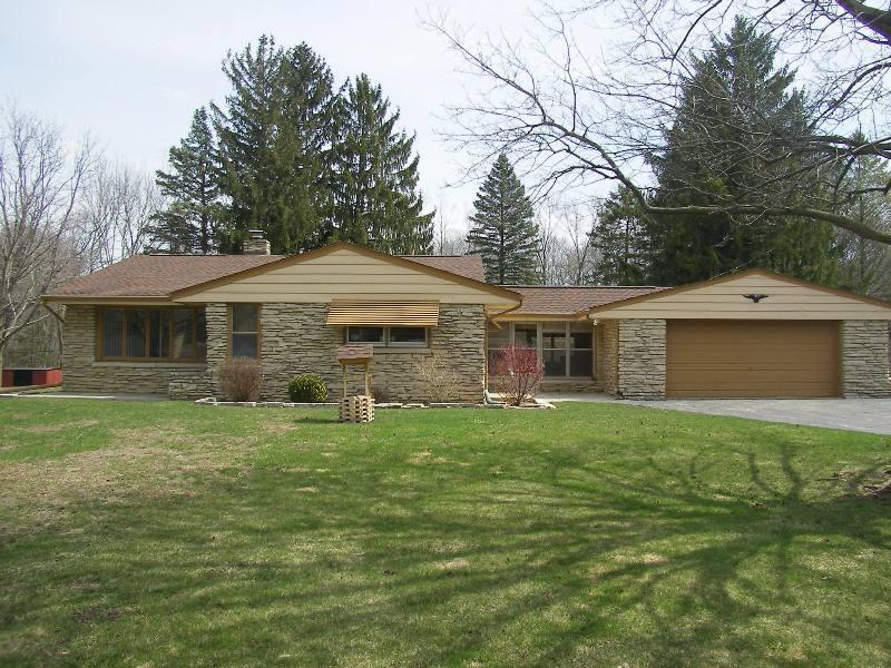 W208N6862 Fillmore Dr, Menomonee Falls, WI 53051