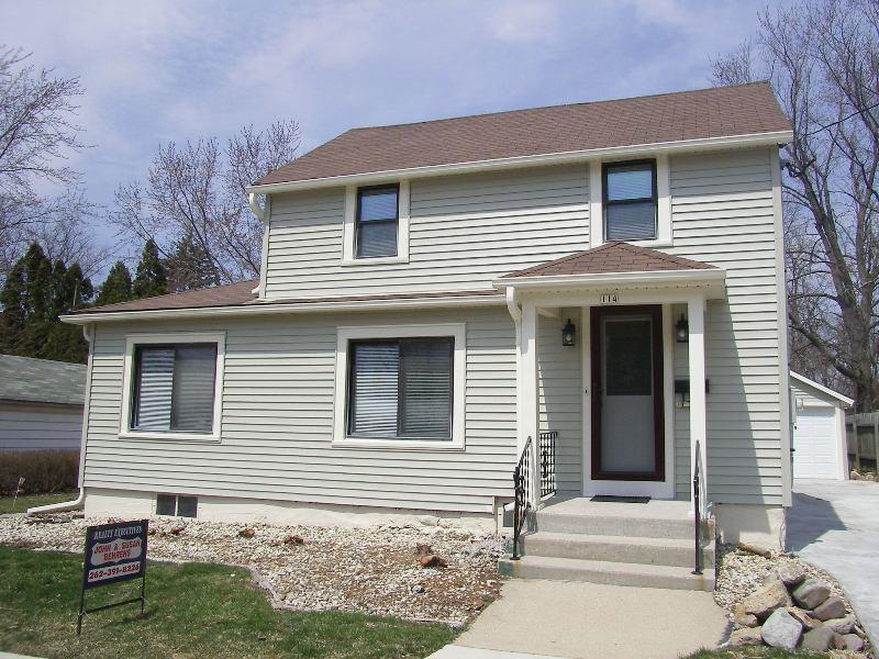 114 E Jefferson St, Oconomowoc, WI 53066