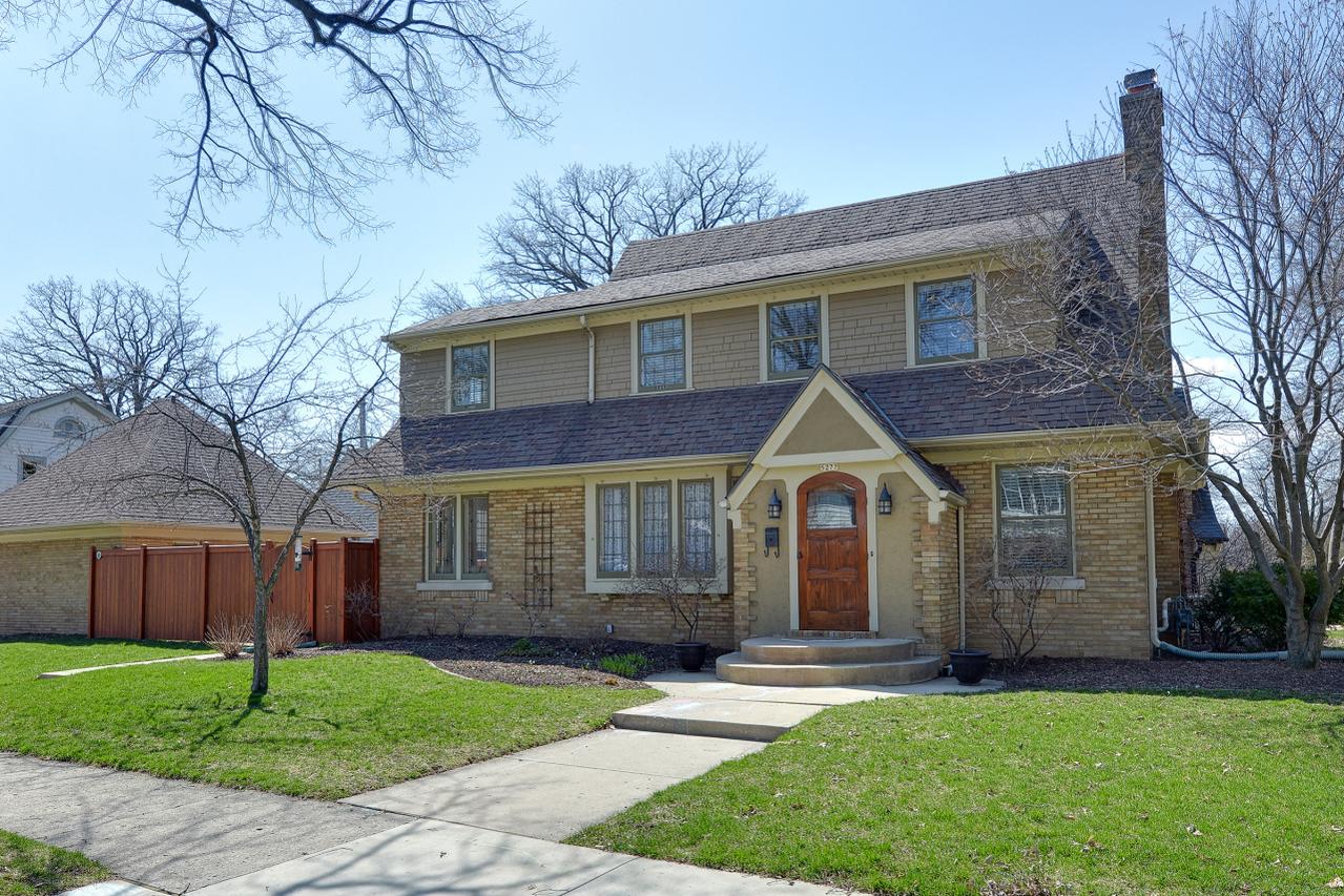 5277 N Hollywood Ave, Whitefish Bay, WI 53217