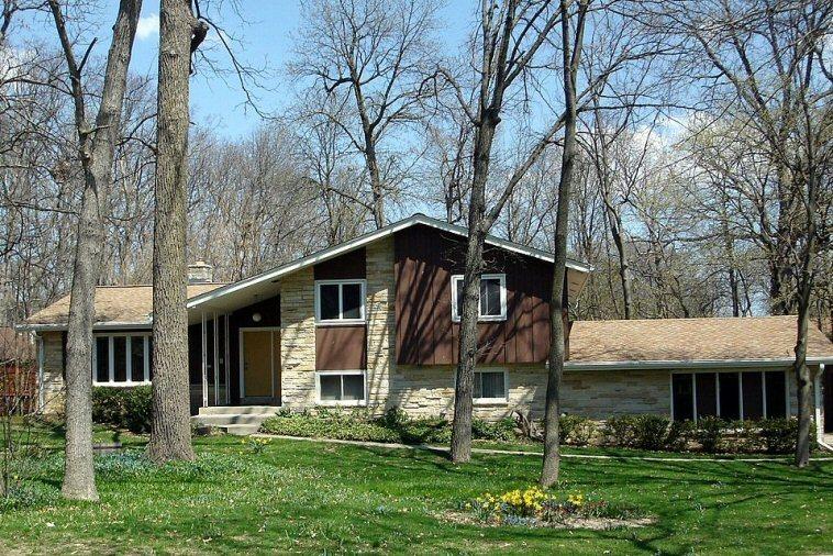 2454 N 117th St, Wauwatosa, WI 53226
