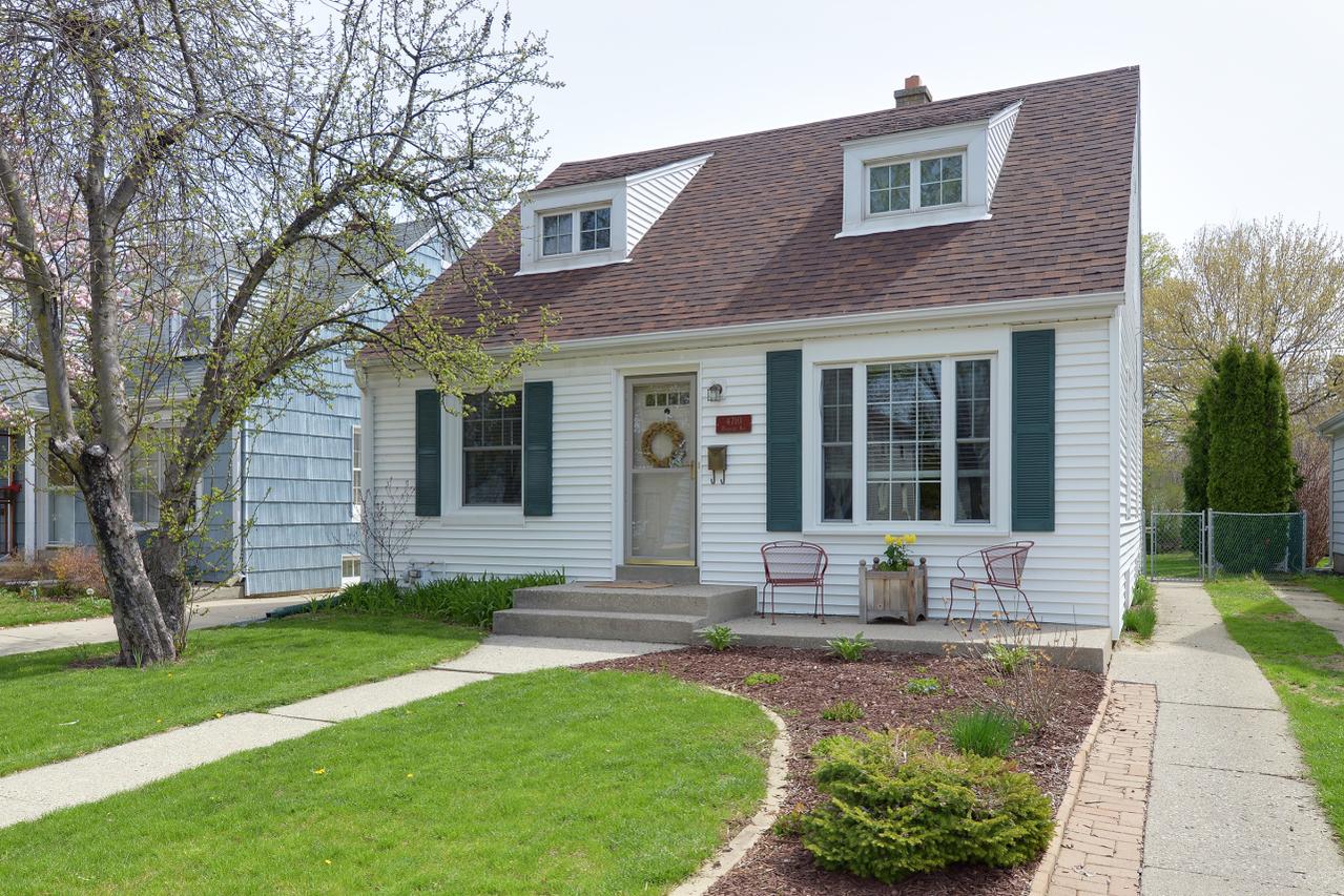 4710 N Elkhart Ave, Whitefish Bay, WI 53211