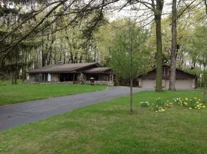 6000 Artist Bay Rd, West Bend, WI 53095