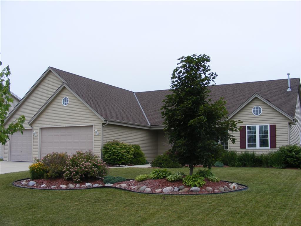 254 E Larson Ln, Oak Creek, WI 53154